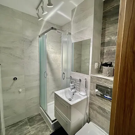 Super Grey 2 Metro Fast Wifi 65’tv Netflix Hbo Appletv+